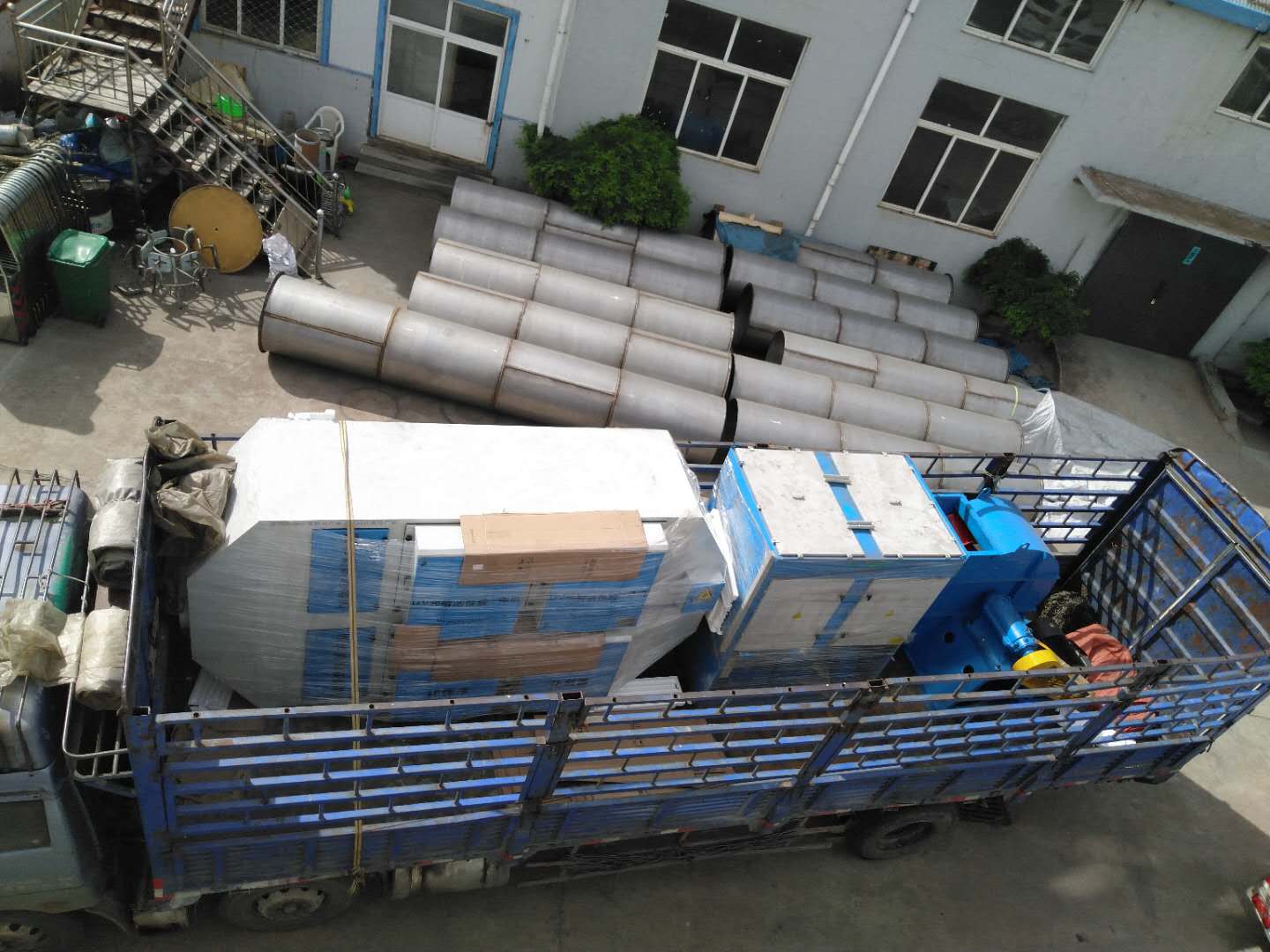 安庆橡胶厂履带制作产生的废气用UV光解活性炭和多滤筒设备
