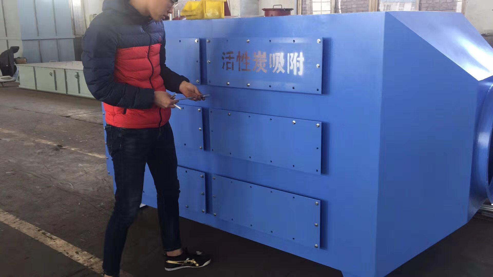 荆州市运动用品公司去除车间味道采用两台15000风量活性炭吸附设备
